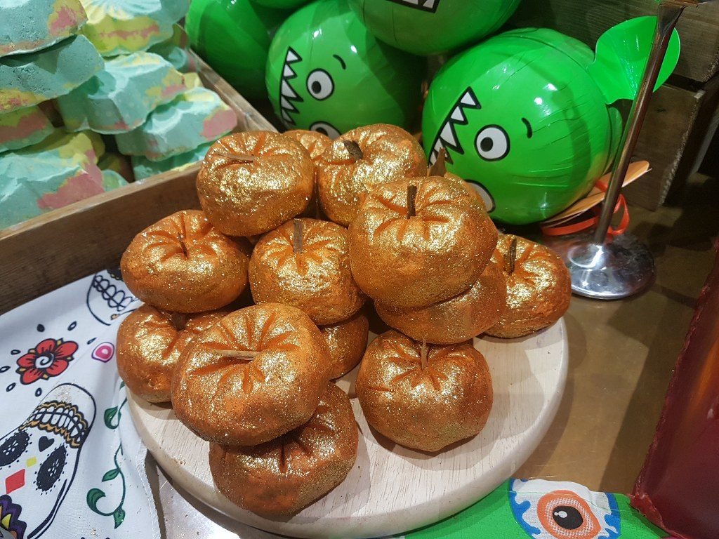 Lush Halloween sparkly pumpkin bubble bar